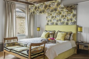 7 bedrooms, iron/ironing board, WiFi, bed sheets