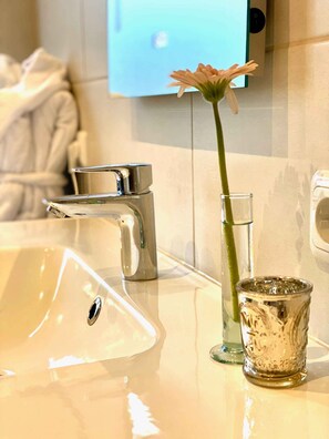 Shower, hair dryer, bathrobes, towels - Ferienwohnung "Am Fuchsbau" (Hallschlag)