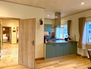 Een koelkast, een magnetron, een oven, een kookplaat