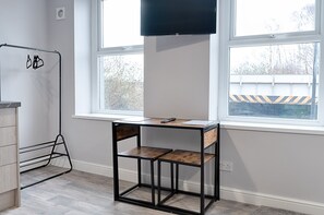 舒適公寓 | 起居區 | 43-吋智慧型電視、數位頻道、電視
