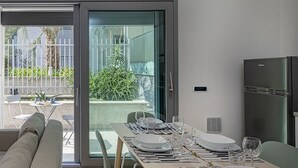 Departamento Grand | Área de sala de estar | Televisión de pantalla plana de 24 pulgadas con canales digitales 