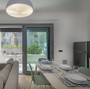 Grand-Apartment | Wohnbereich | 24-Zoll-Flachbildfernseher mit Digitalempfang, Fernseher
