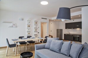 Basic-Apartment | Wohnzimmer | 24-Zoll-Flachbildfernseher mit Digitalempfang, Fernseher