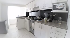 Kjøleskap, mikrobølgeovn, kaffetrakter/tekoker og brødrister