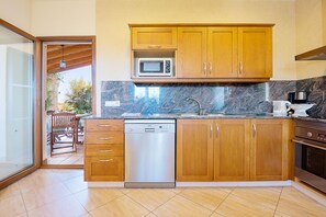Cafeteira/chaleira, geladeira, fogão, cooktop