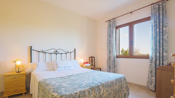 4 bedrooms, in-room safe, iron/ironing board, WiFi (free)