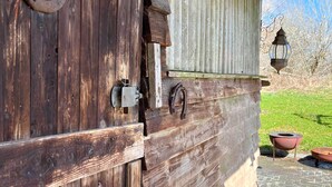 Ein rustikales Holzgebäude mit einem Metallriegel und einer Hufendekoration.