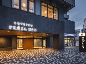 The exterior of a hotel with a modern design, featuring a prominent sign for 'Sotetsu Fresa Inn'. - Sotetsu Fresa Inn Hiroshima (Hiroshima)