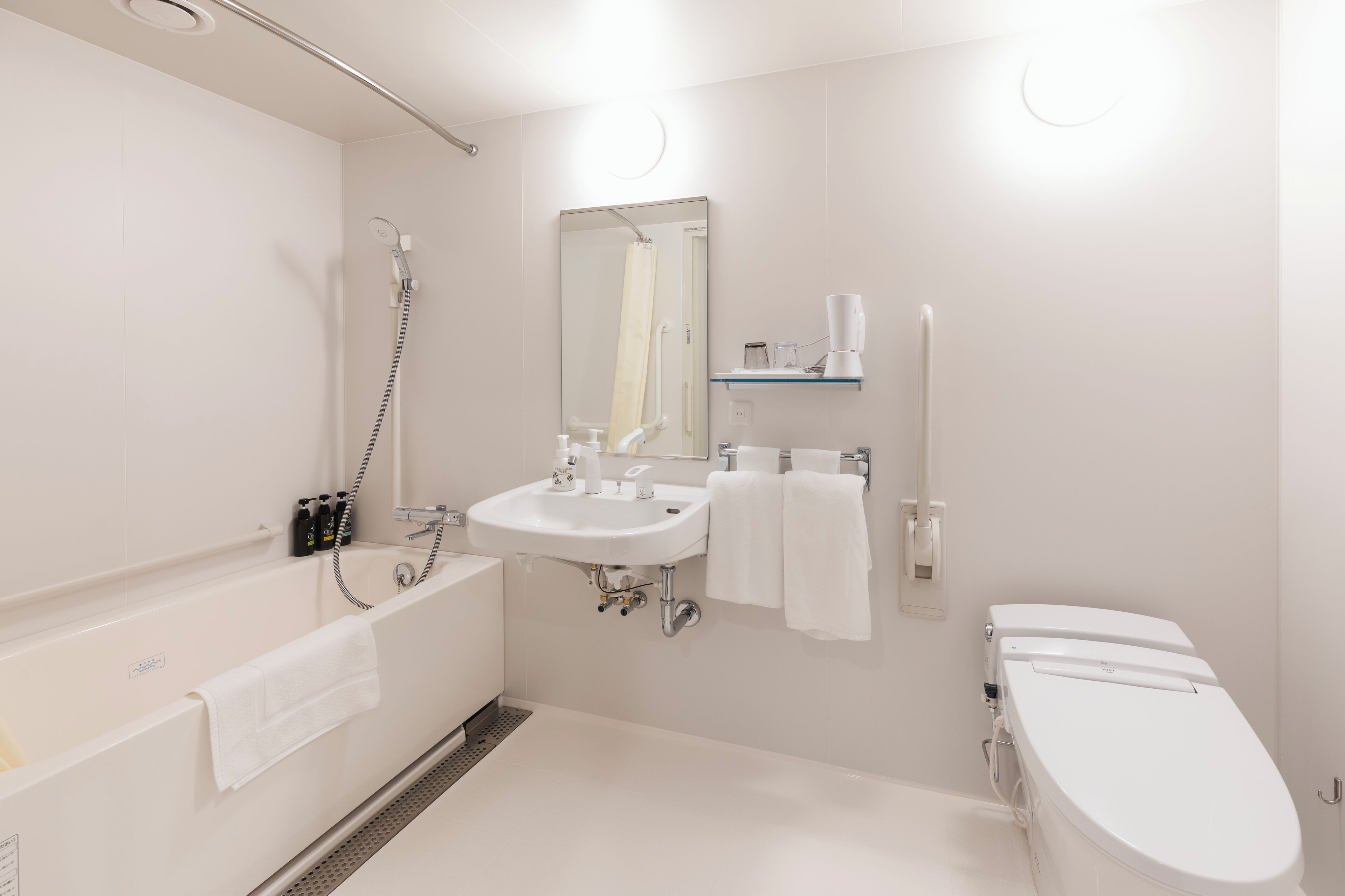 superior universal twin, non smoking | bathroom | combined shower/bathtub, free toiletries, hair dryer, slippers
