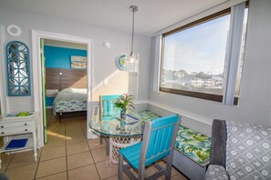 2 عدّة غرف نوم وواي فاي مجانًا وملاءات أسرّة