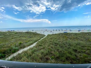 På stranden