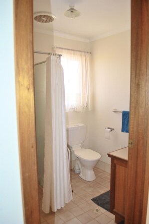 Douche, sĂšche-cheveux, serviettes fournies, papier toilette