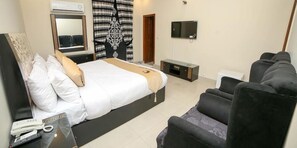 ميني بار ومساحة عمل للكمبي وتر المحمول وتجهيزات عازلة للصوت