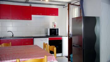 Frigorifero, microonde, forno, piano cottura