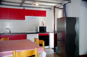 Een koelkast, een microgolfoven, een oven, een kookplaat