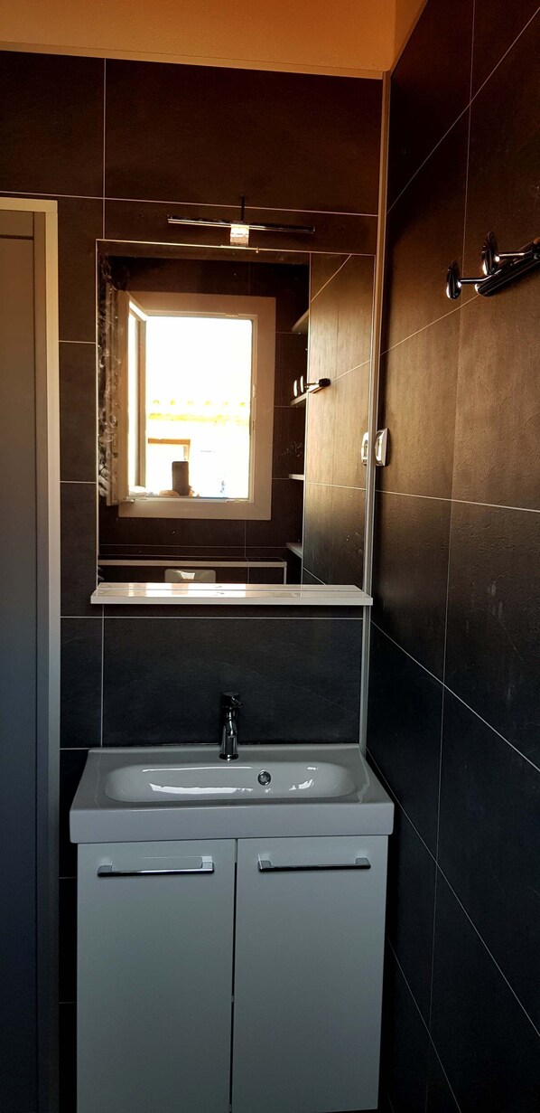 A modern bathroom with a large mirror, a sink, and a window. - L'Alivi, Sea 6 Km, Garden, Panoramic view, Wifi, Air-conditioned (Sartène)