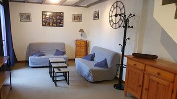 Fernseher, Bücher, Arbeitsbereiche