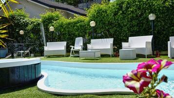 Piscine extérieure (ouverte en saison)