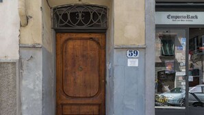 A wooden door with a number '59' on the wall beside it. - Macci A) Modern Elegant Apartment S. Ambrogio (Firenze)