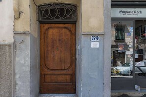 Una porta di legno con il numero 59 appeso al muro accanto.