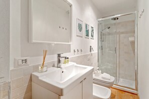 Douche, séchoir à cheveux, bidet