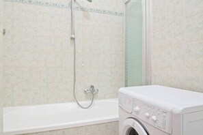 Chuveiro/banheira combinados, secador de cabelo, bidê, toalhas de banho