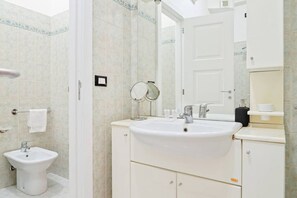 Ensemble baignoire-douche, séchoir à cheveux, bidet, serviettes fournies