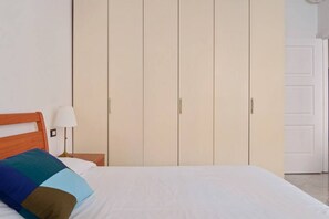 1 bedroom, desk, iron/ironing board, WiFi
