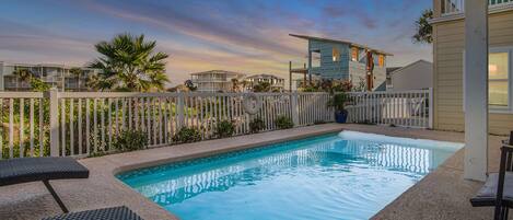 Een verwarmd zwembad