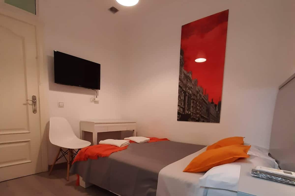 Habitación básica (No window) | Edredón, cortinas blackout, wifi gratis y ropa de cama