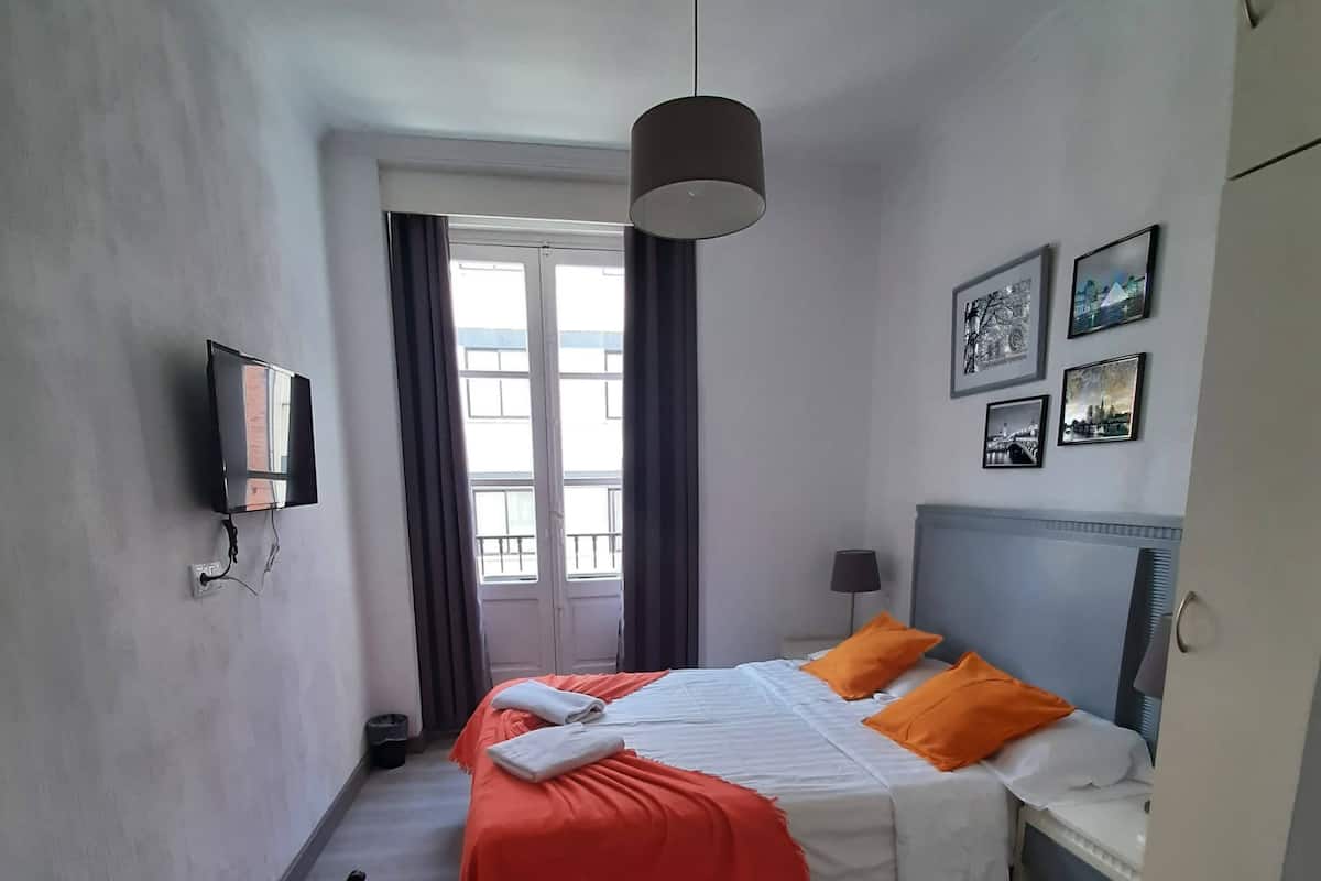 Habitación familiar | Edredón, cortinas blackout, wifi gratis y ropa de cama