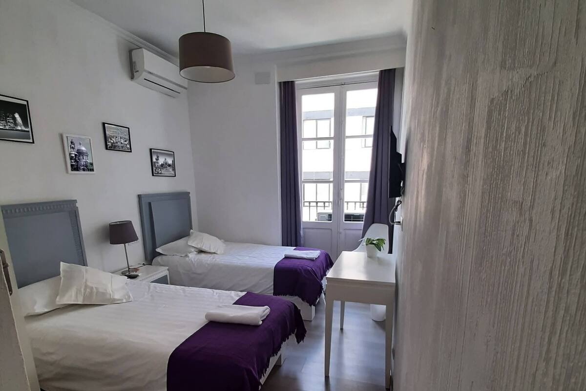 Habitación básica con 1 cama matrimonial o 2 individuales | Edredón, cortinas blackout, wifi gratis y ropa de cama
