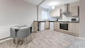 Comfort Apartment | Private kitchen - Copper House 4 (Swansea)
