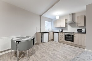 Comfort Apartment | Private kitchen - Copper House 4 (Swansea)