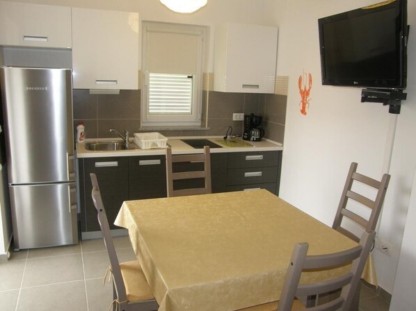 Køleskab, mikrobølgeovn, kogeplade, kaffe-/temaskine