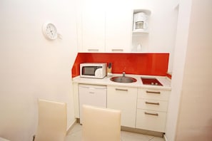 Réfrigérateur, micro-ondes, batterie de cuisine, vaisselle et ustensiles