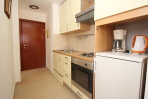 Køleskab, ovn, kogeplade, kaffe-/temaskine