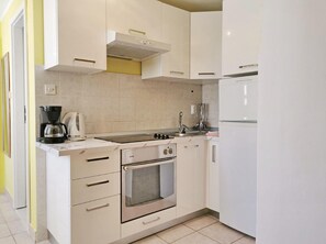 Réfrigérateur, plaque de cuisson, cafetière/bouilloire, grille-pain