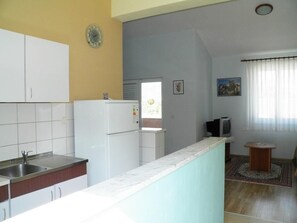 Køleskab, ovn, kogeplade, kaffe-/temaskine