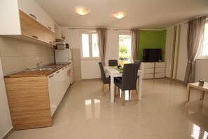 Réfrigérateur, micro-ondes, plaque de cuisson, lave-vaisselle