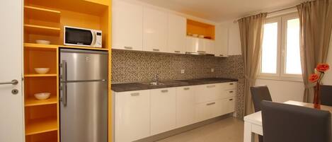 Fridge, microwave, stovetop, dishwasher