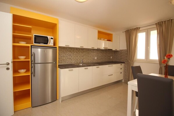 Fridge, microwave, stovetop, dishwasher - Beautiful flat in Baška with shared pool (Baška)