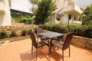 Outdoor dining - Beautiful flat in Baška with shared pool (Baška)