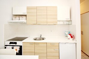 Køleskab, ovn, kogeplade, kaffe-/temaskine