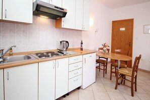 Fridge, stovetop, coffee/tea maker