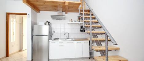 Kylskåp, spishäll och kaffe- och tebryggare