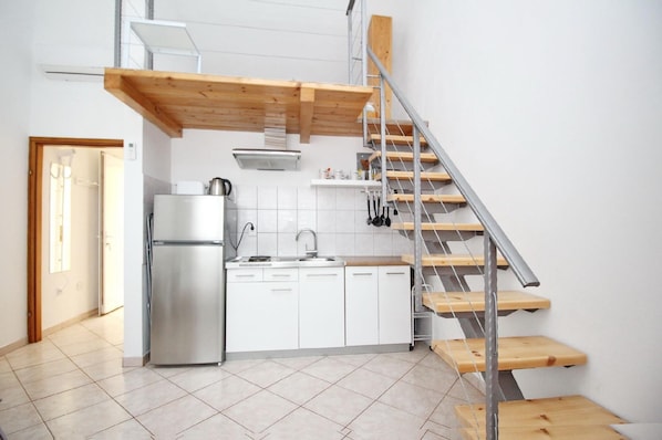 Køleskab, kogeplade, kaffe-/temaskine