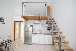 Køleskab, kogeplade, kaffe-/temaskine