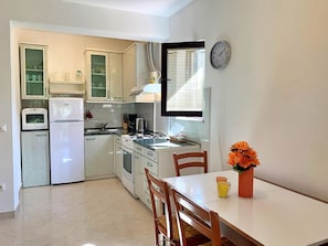 Køleskab, mikrobølgeovn, ovn, kogeplade