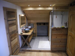 Bathtub, hair dryer, towels, soap - Large, cozy chalet in the heart of the Queyras (MOLINES EN QUEYRAS)